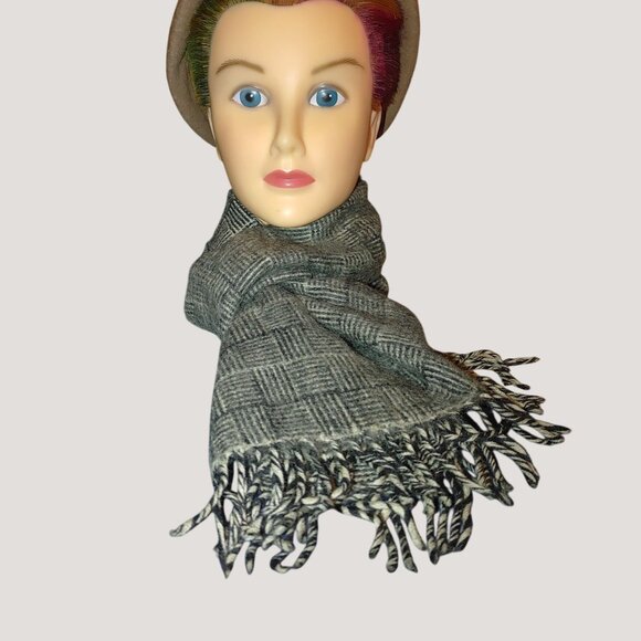 Classic Houndstooth Lambswool Scarf With Fringe - Picture 1 of 4